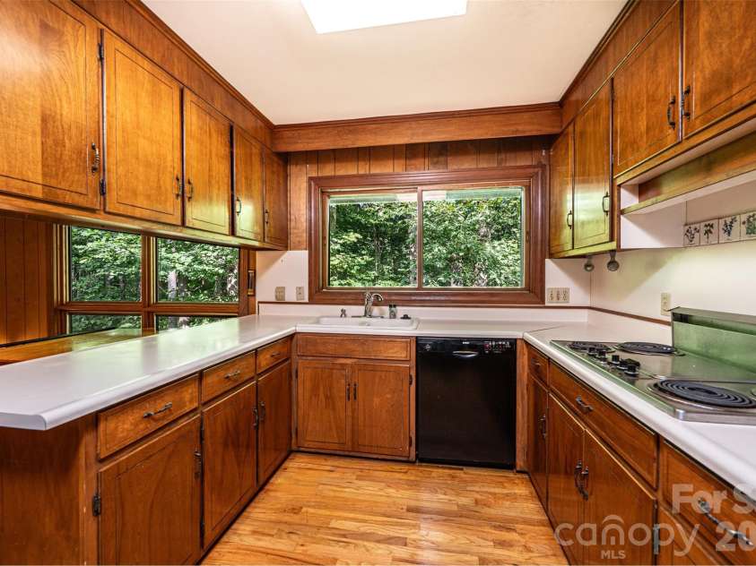 917 Cherokee Place, Lenoir, NC 28645.  MLS# CAR4398426, YatesRealty ID 37082. 