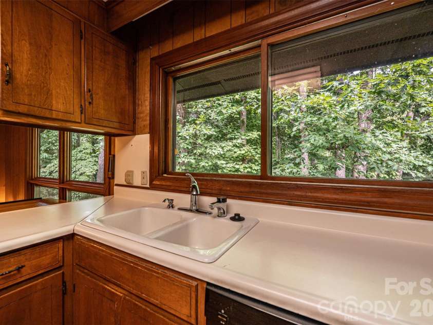 917 Cherokee Place, Lenoir, NC 28645.  MLS# CAR4398426, YatesRealty ID 37082. 