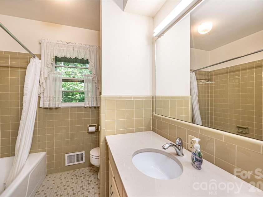 917 Cherokee Place, Lenoir, NC 28645.  MLS# CAR4398426, YatesRealty ID 37082. 