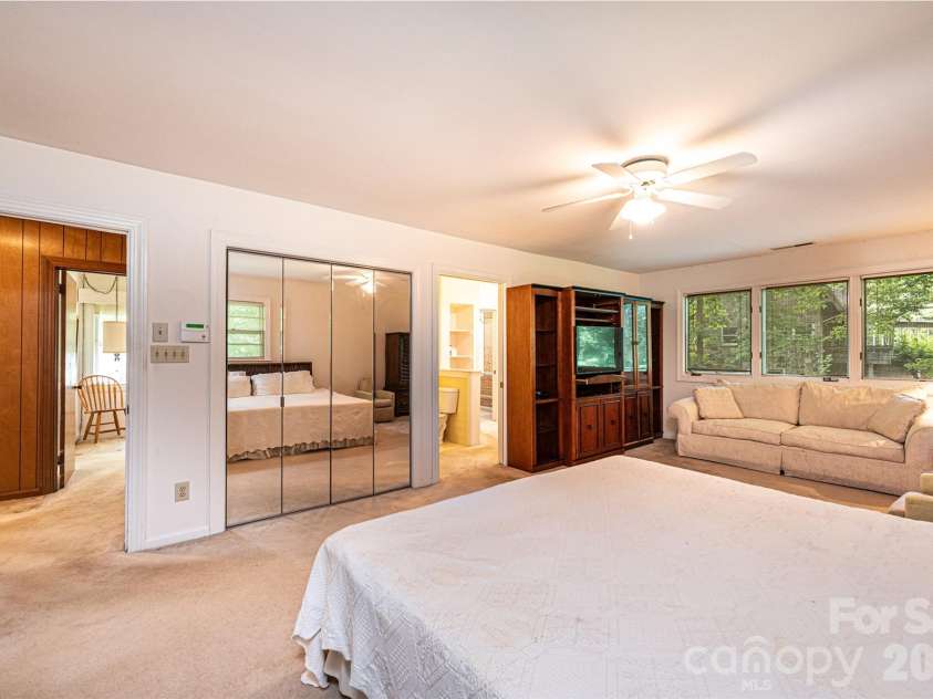 917 Cherokee Place, Lenoir, NC 28645.  MLS# CAR4398426, YatesRealty ID 37082. 