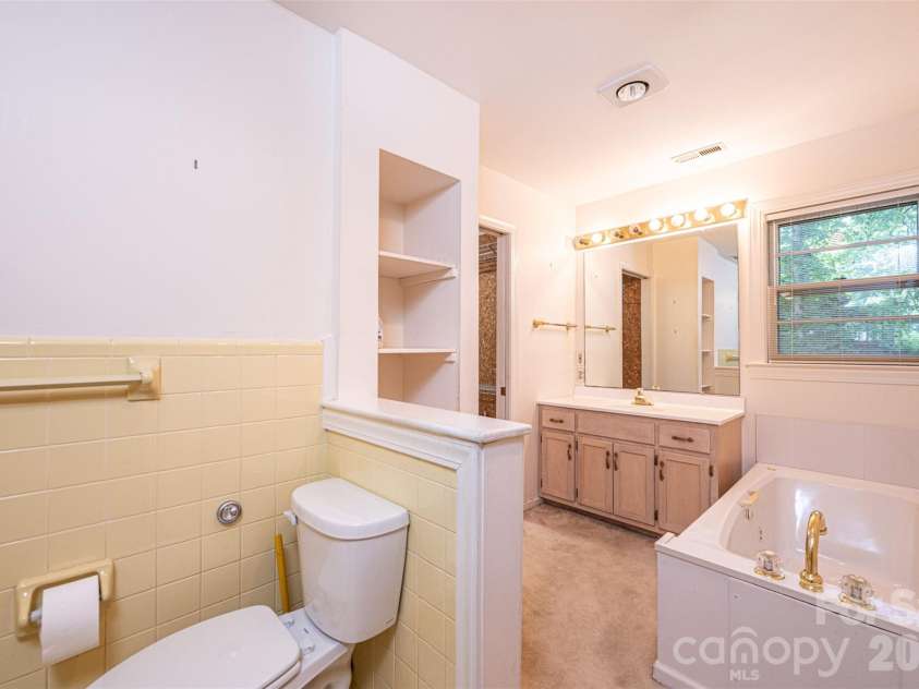 917 Cherokee Place, Lenoir, NC 28645.  MLS# CAR4398426, YatesRealty ID 37082. 