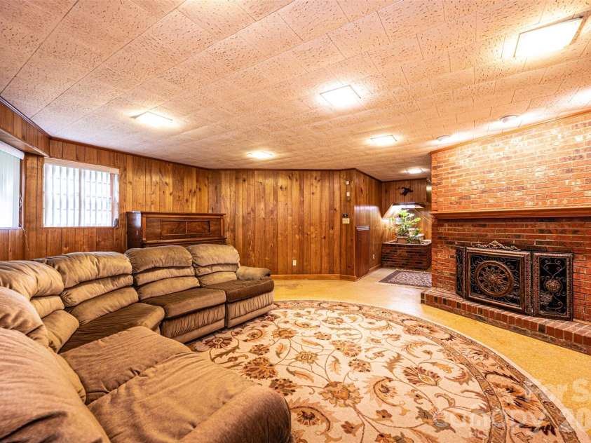 917 Cherokee Place, Lenoir, NC 28645.  MLS# CAR4398426, YatesRealty ID 37082. 