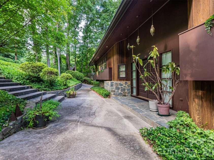 917 Cherokee Place, Lenoir, NC 28645.  MLS# CAR4398426, YatesRealty ID 37082. 