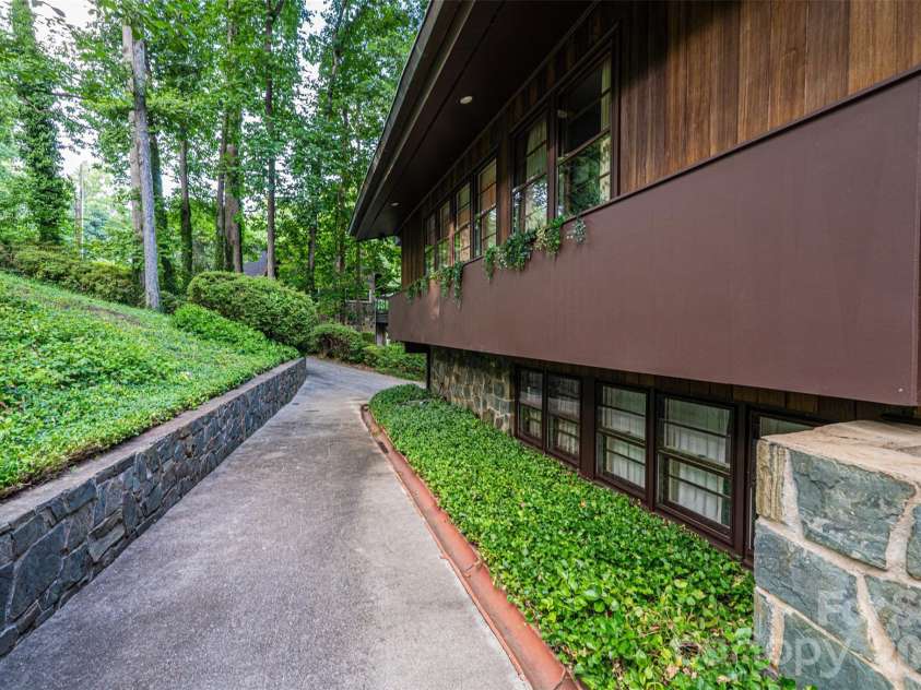 917 Cherokee Place, Lenoir, NC 28645.  MLS# CAR4398426, YatesRealty ID 37082. 