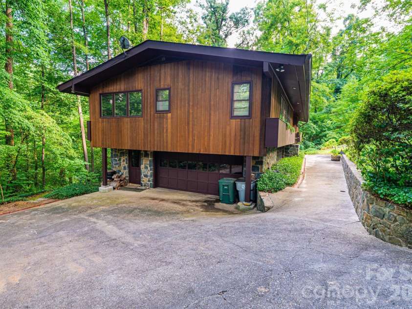 917 Cherokee Place, Lenoir, NC 28645.  MLS# CAR4398426, YatesRealty ID 37082. 