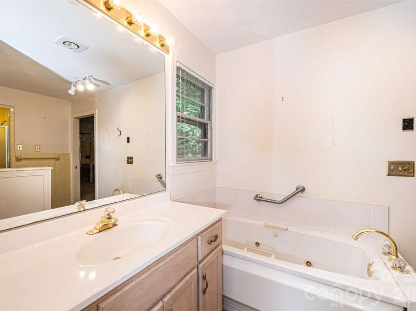 917 Cherokee Place, Lenoir, NC 28645.  MLS# CAR4398426, YatesRealty ID 37082. Primary Bath