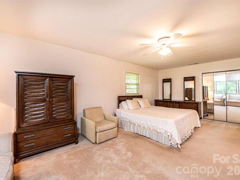 917 Cherokee Place, Lenoir, NC 28645.  MLS# CAR4398426, YatesRealty ID 37082. Primary Brm