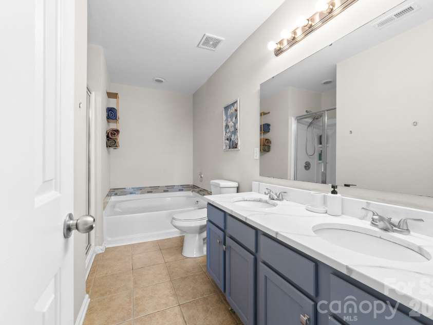 1525 Ladora Drive, Charlotte, NC 28262.  MLS# CAR4402271, YatesRealty ID 37083. 