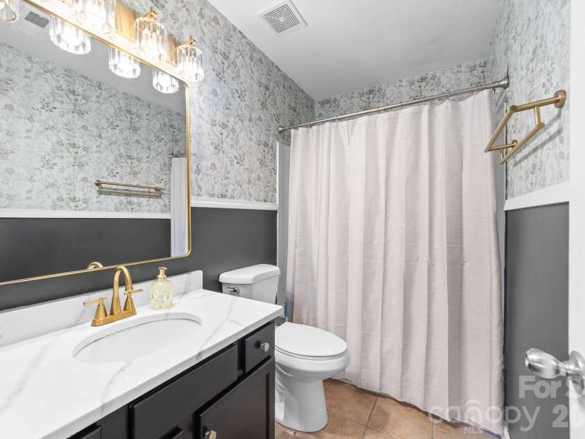 1525 Ladora Drive, Charlotte, NC 28262.  MLS# CAR4402271, YatesRealty ID 37083. 