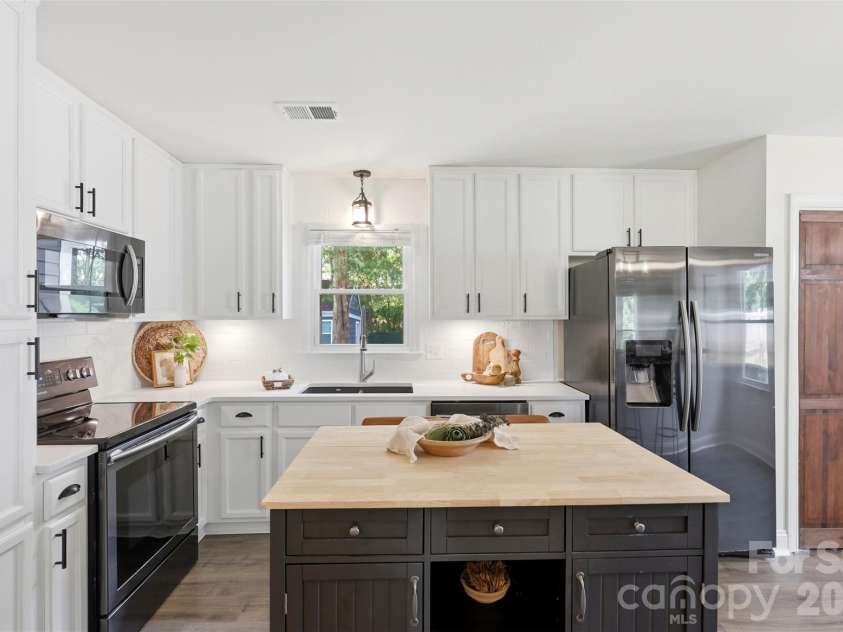 9418 Split Rail Lane, Charlotte, NC 28227.  MLS# CAR4389758, YatesRealty ID 37085. 