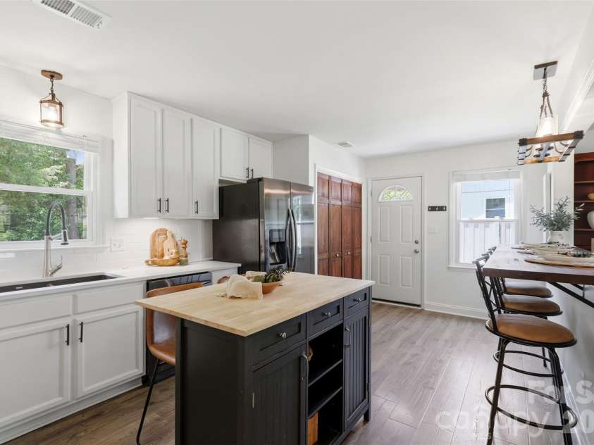9418 Split Rail Lane, Charlotte, NC 28227.  MLS# CAR4389758, YatesRealty ID 37085. 