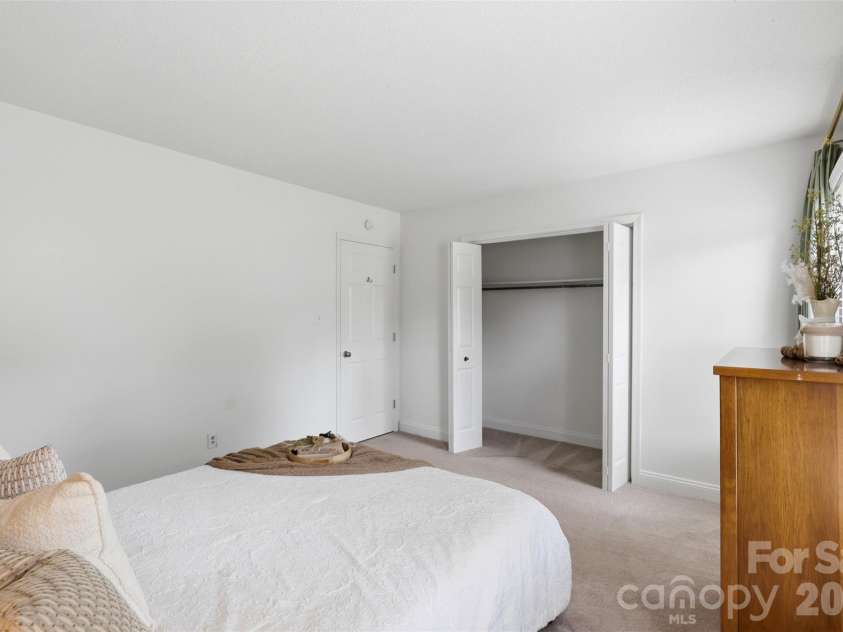 9418 Split Rail Lane, Charlotte, NC 28227.  MLS# CAR4389758, YatesRealty ID 37085. 