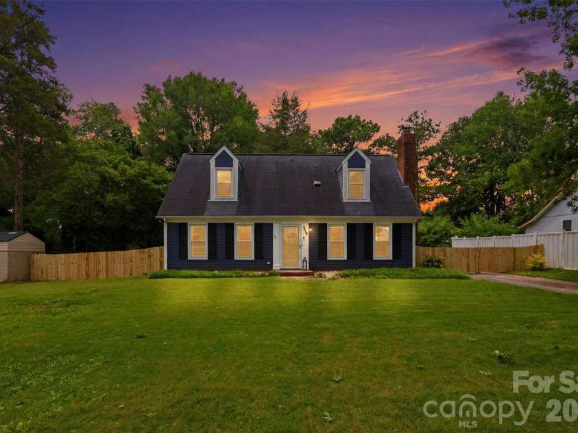 9418 Split Rail Lane, Charlotte, NC 28227.  MLS# CAR4389758, YatesRealty ID 37085. 