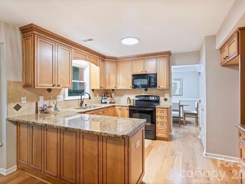 2500 Crescent Knoll Drive, Matthews, NC 28105.  MLS# CAR4399861, YatesRealty ID 37086. Kitchen