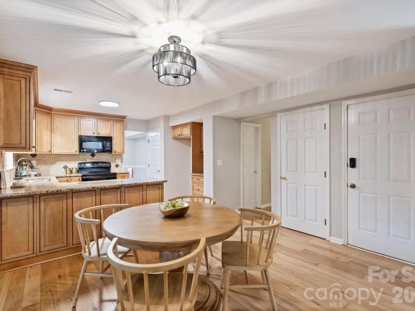 2500 Crescent Knoll Drive, Matthews, NC 28105.  MLS# CAR4399861, YatesRealty ID 37086. Kitchen