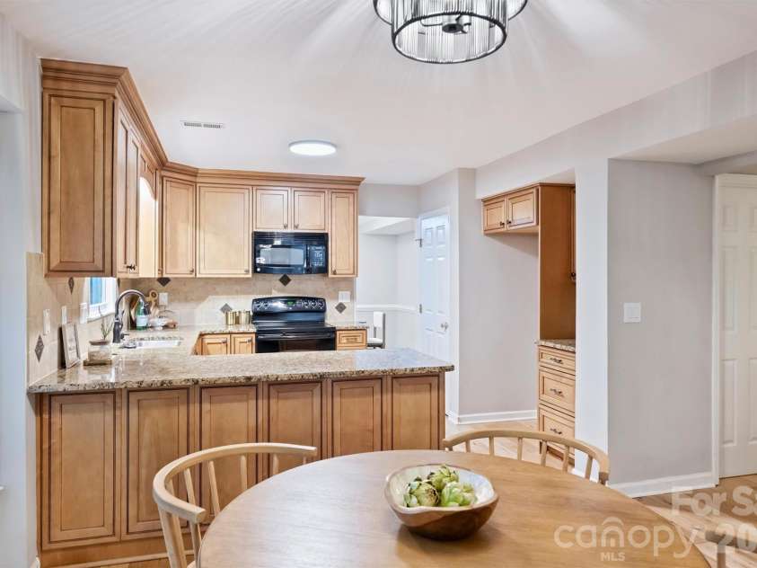 2500 Crescent Knoll Drive, Matthews, NC 28105.  MLS# CAR4399861, YatesRealty ID 37086. Kitchen