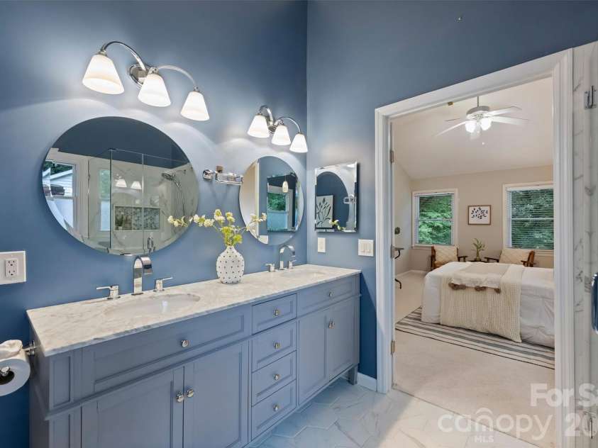 2500 Crescent Knoll Drive, Matthews, NC 28105.  MLS# CAR4399861, YatesRealty ID 37086. Primary Bath