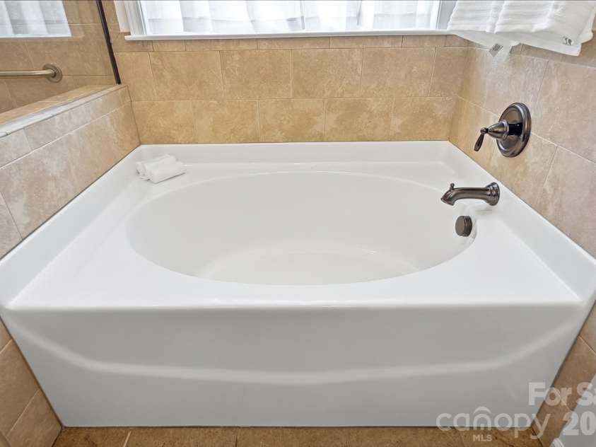 3076 Streamhaven Drive, Fort Mill, SC 29707.  MLS# CAR4403200, YatesRealty ID 37089. 