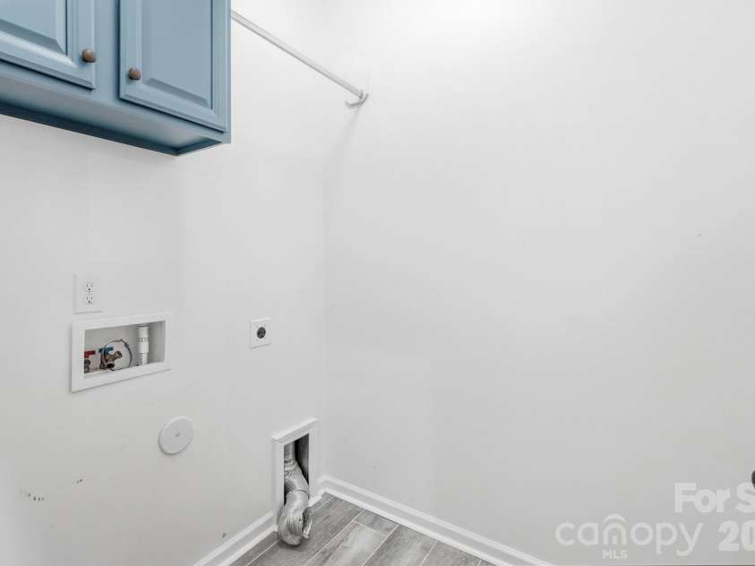 3076 Streamhaven Drive, Fort Mill, SC 29707.  MLS# CAR4403200, YatesRealty ID 37089. Laundry Room