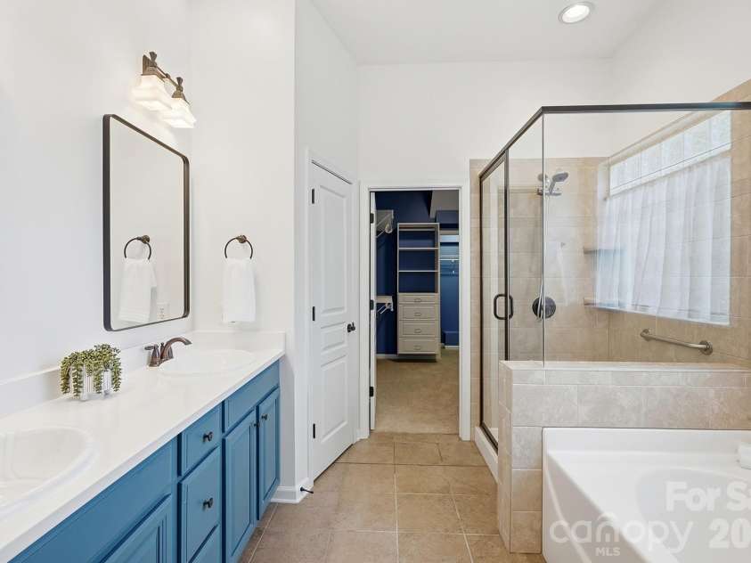 3076 Streamhaven Drive, Fort Mill, SC 29707.  MLS# CAR4403200, YatesRealty ID 37089. Primary Bathroom