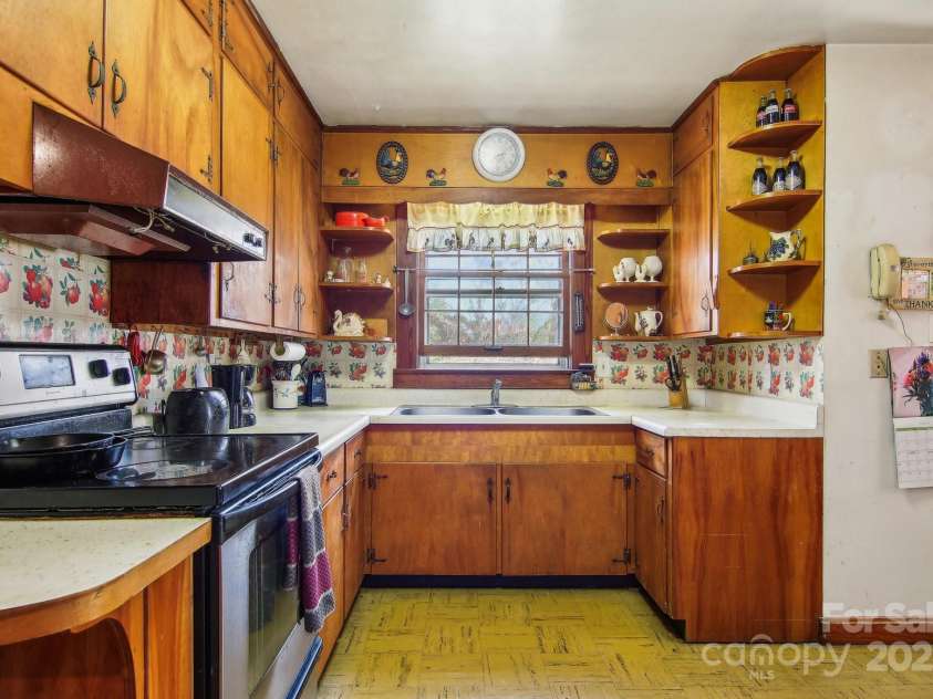 396 & 400 Will Hyatt Road, Waynesville, NC 28786.  MLS# CAR4191538, YatesRealty ID 3709. Kitchen, 400 Will Hyatt