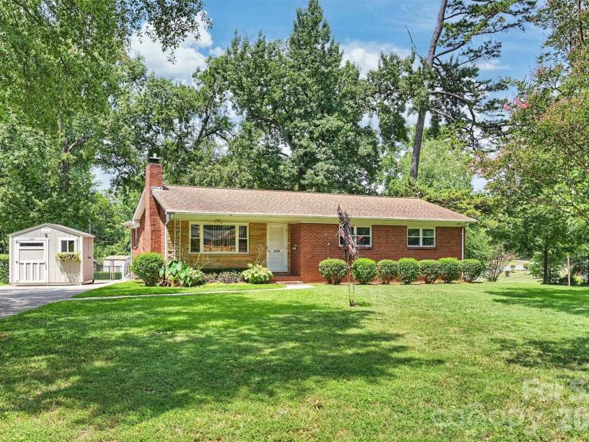 2134 Bromwich Road, Charlotte, NC 28208.  MLS# CAR4402911, YatesRealty ID 37096. 