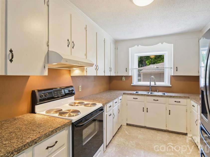 2134 Bromwich Road, Charlotte, NC 28208.  MLS# CAR4402911, YatesRealty ID 37096. 