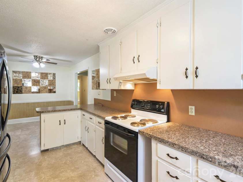 2134 Bromwich Road, Charlotte, NC 28208.  MLS# CAR4402911, YatesRealty ID 37096. 
