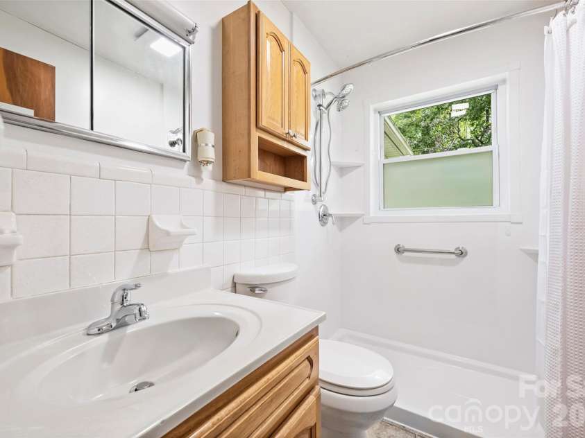 2134 Bromwich Road, Charlotte, NC 28208.  MLS# CAR4402911, YatesRealty ID 37096. 
