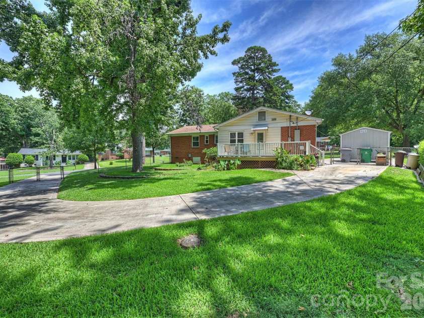 2134 Bromwich Road, Charlotte, NC 28208.  MLS# CAR4402911, YatesRealty ID 37096. 
