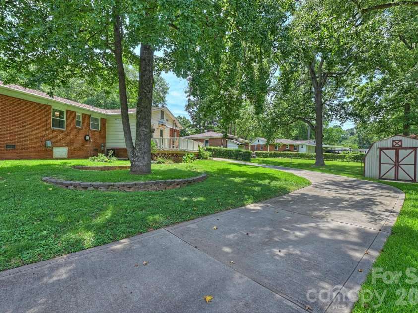 2134 Bromwich Road, Charlotte, NC 28208.  MLS# CAR4402911, YatesRealty ID 37096. 