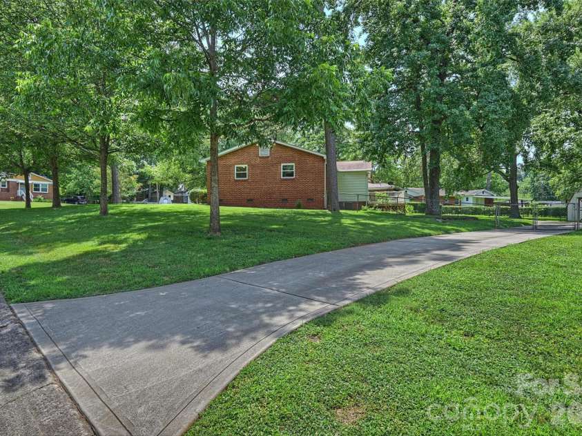 2134 Bromwich Road, Charlotte, NC 28208.  MLS# CAR4402911, YatesRealty ID 37096. 