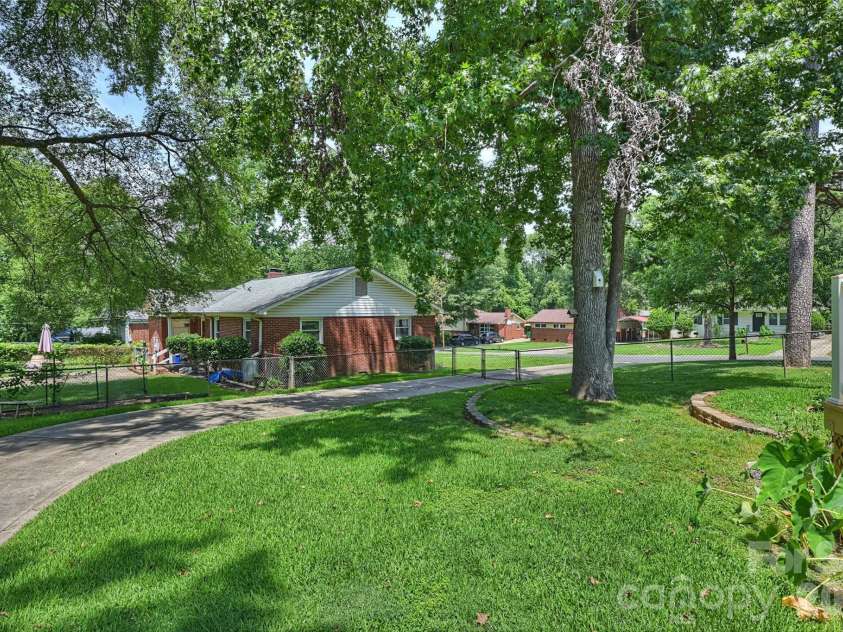 2134 Bromwich Road, Charlotte, NC 28208.  MLS# CAR4402911, YatesRealty ID 37096. 