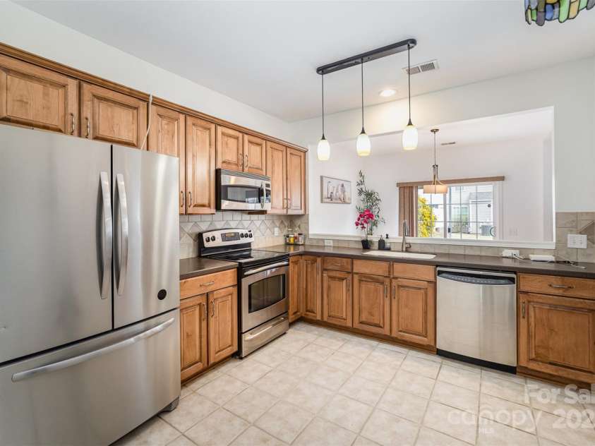 10015 Garrison Watch Avenue, Charlotte, NC 28277.  MLS# CAR4239226, YatesRealty ID 3710. Kitchen