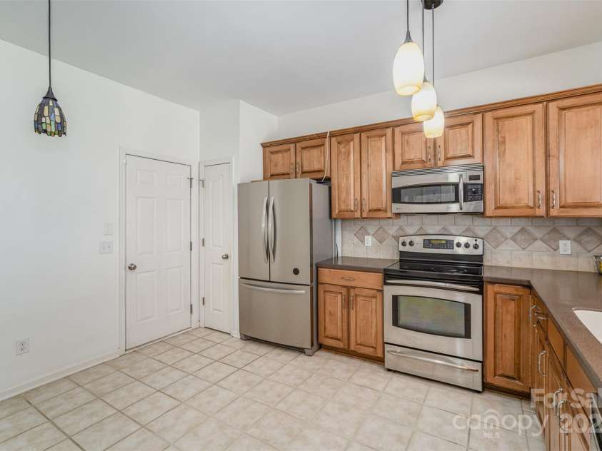 10015 Garrison Watch Avenue, Charlotte, NC 28277.  MLS# CAR4239226, YatesRealty ID 3710. Kitchen