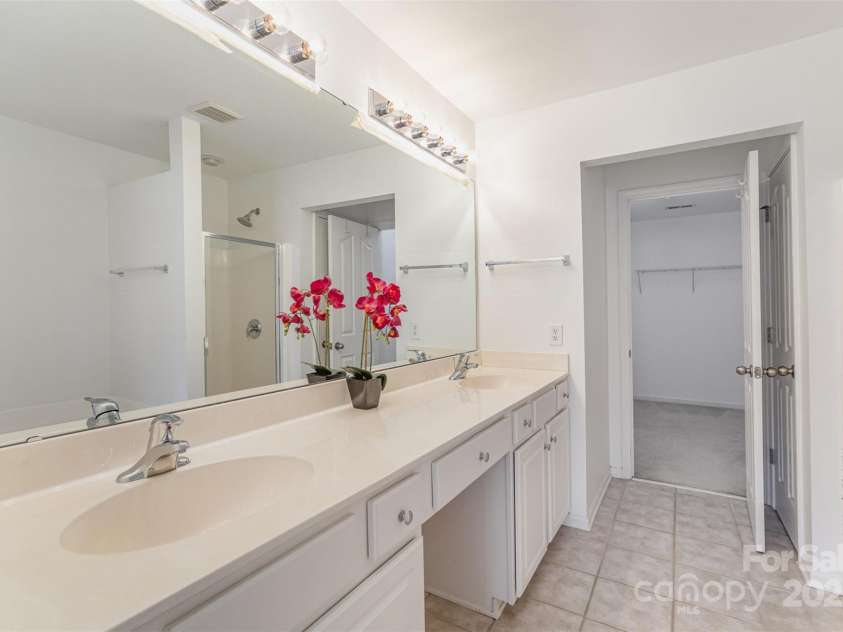 10015 Garrison Watch Avenue, Charlotte, NC 28277.  MLS# CAR4239226, YatesRealty ID 3710. Primary bath