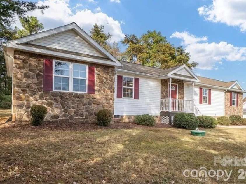7479 Katherine Drive, Denver, NC 28037.  MLS# CAR4343187, YatesRealty ID 3710. 
