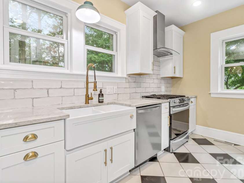 22 Fenner Avenue, Asheville, NC 28804.  MLS# CAR4403317, YatesRealty ID 37100. 