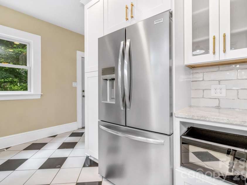 22 Fenner Avenue, Asheville, NC 28804.  MLS# CAR4403317, YatesRealty ID 37100. 