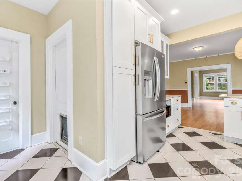 22 Fenner Avenue, Asheville, NC 28804.  MLS# CAR4403317, YatesRealty ID 37100. 