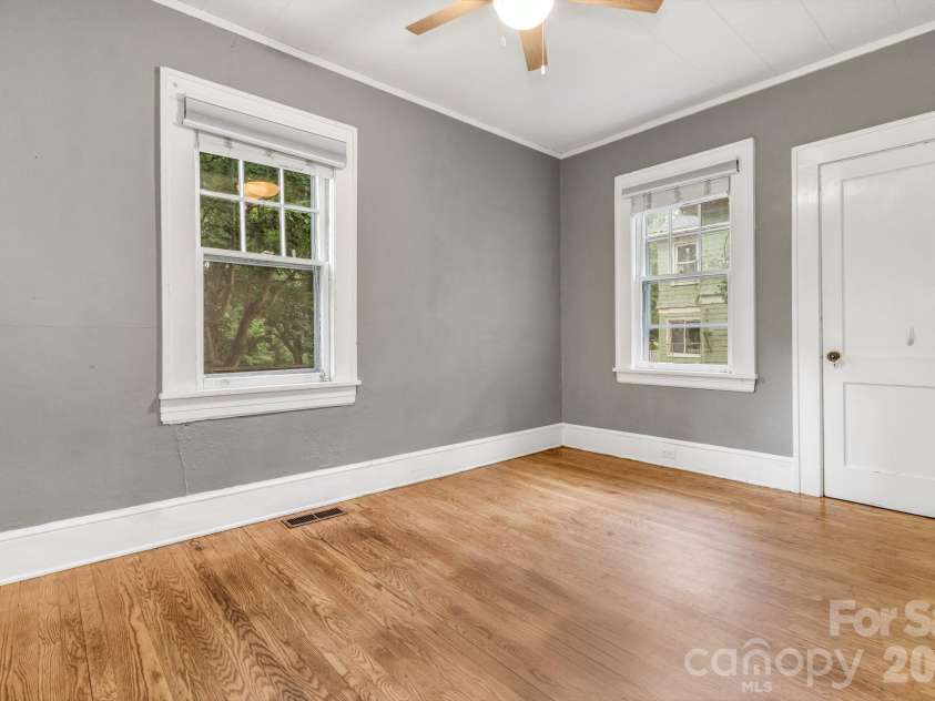 22 Fenner Avenue, Asheville, NC 28804.  MLS# CAR4403317, YatesRealty ID 37100. 