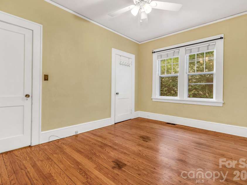 22 Fenner Avenue, Asheville, NC 28804.  MLS# CAR4403317, YatesRealty ID 37100. 