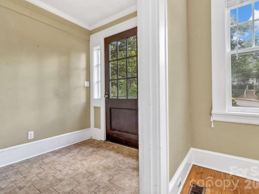 22 Fenner Avenue, Asheville, NC 28804.  MLS# CAR4403317, YatesRealty ID 37100. 
