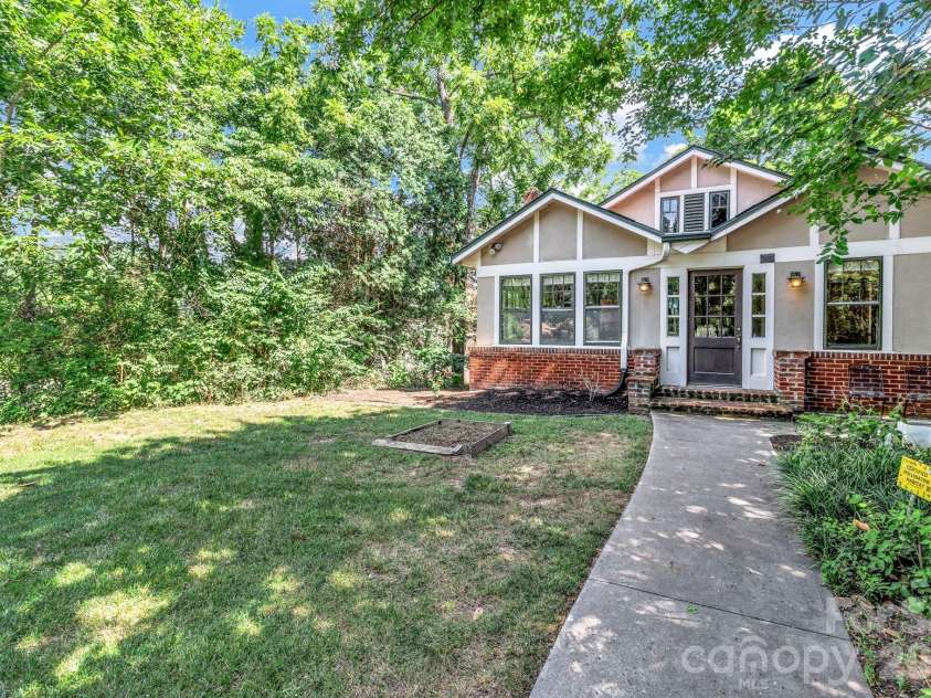 22 Fenner Avenue, Asheville, NC 28804.  MLS# CAR4403317, YatesRealty ID 37100. Level front yard