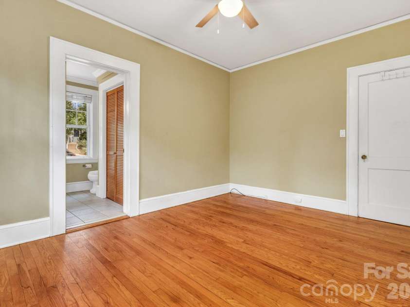 22 Fenner Avenue, Asheville, NC 28804.  MLS# CAR4403317, YatesRealty ID 37100. Primary suite