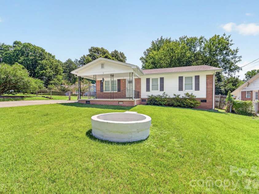 4723 Northaven Drive, Charlotte, NC 28206.  MLS# CAR4402019, YatesRealty ID 37103. 