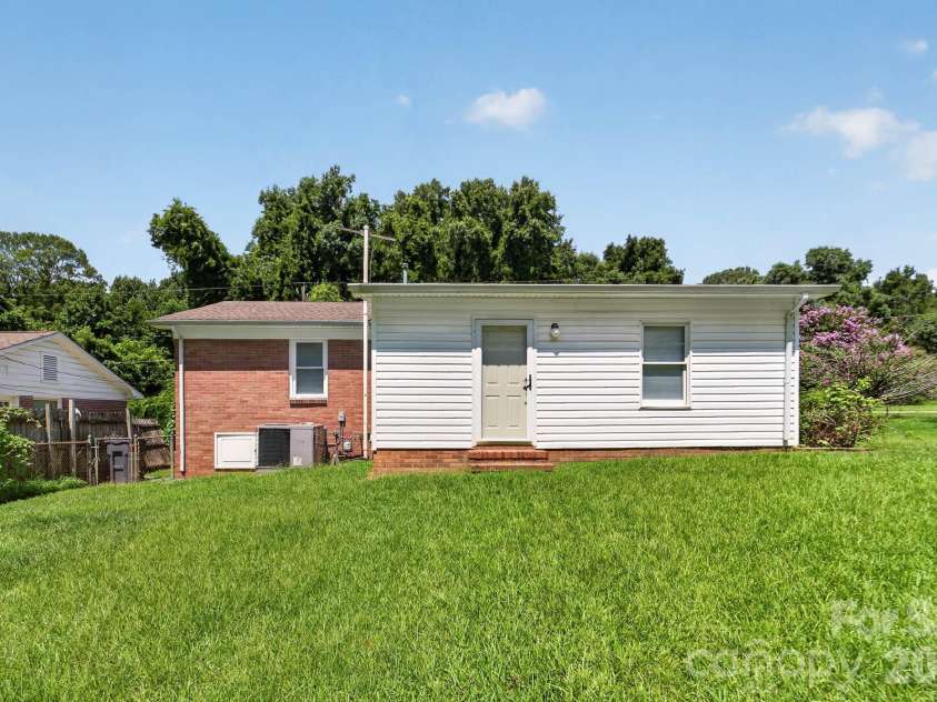 4723 Northaven Drive, Charlotte, NC 28206.  MLS# CAR4402019, YatesRealty ID 37103. 