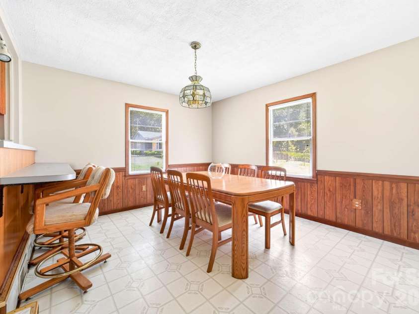4723 Northaven Drive, Charlotte, NC 28206.  MLS# CAR4402019, YatesRealty ID 37103. Breakfast bar