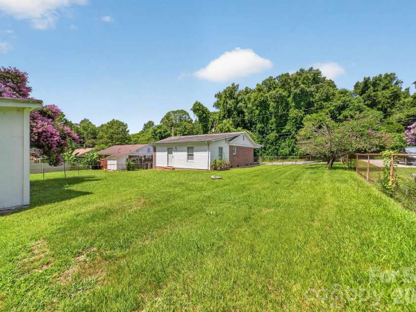 4723 Northaven Drive, Charlotte, NC 28206.  MLS# CAR4402019, YatesRealty ID 37103. Fenced backyard