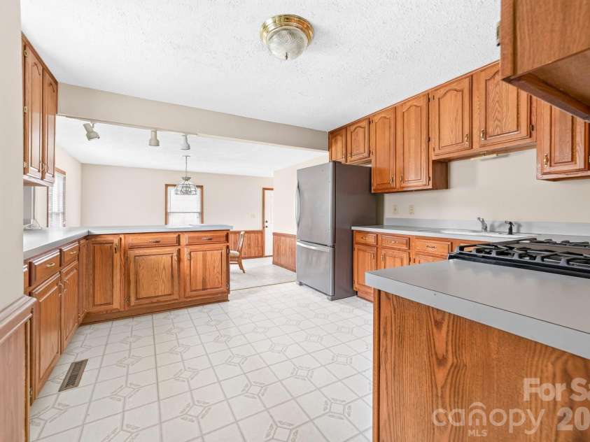 4723 Northaven Drive, Charlotte, NC 28206.  MLS# CAR4402019, YatesRealty ID 37103. Kitchen opening into the dining room